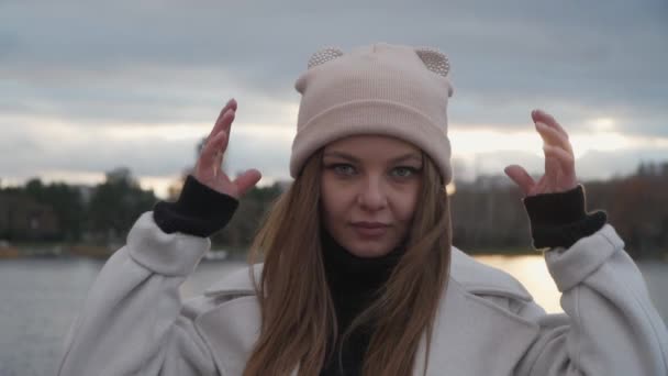Nahaufnahme eines sehr schönen kaukasischen Mädchens — Stockvideo