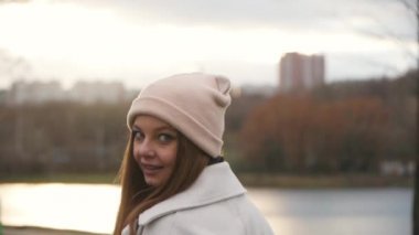 Kız çarpıcı set boyunca yürüyor.