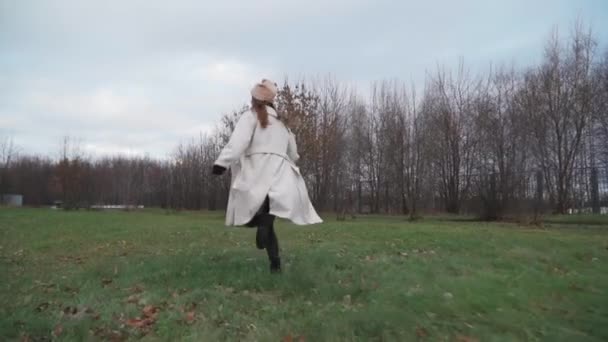 Dziewczyna biegnie przez pola — Wideo stockowe