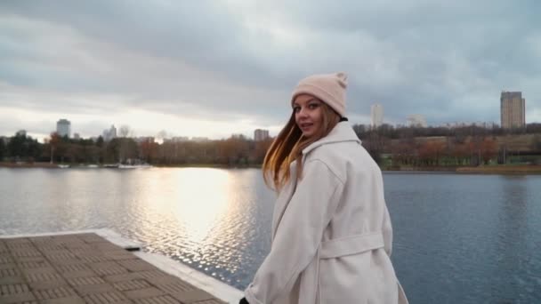 Ragazza strofina i palmi delle mani dal freddo — Video Stock