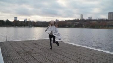 Bir kız sette koşuyor.