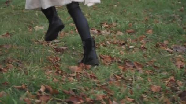 Frauenfüße laufen auf dem Gras — Stockvideo