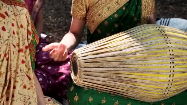 Puja. Frauenhände spielen Tam-Tam. Indische Trommel — Stockvideo
