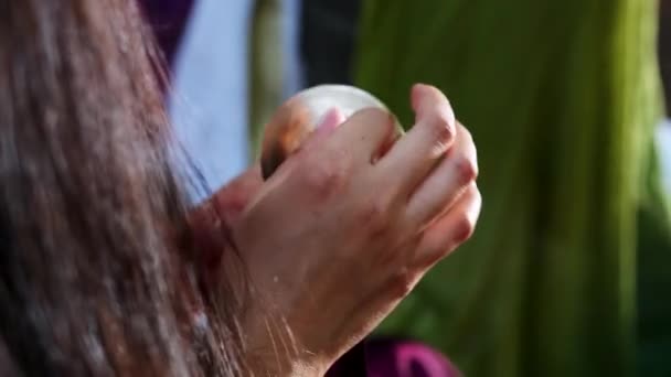 Puja Gottesverehrung. Frauenhände spielen die Glocken — Stockvideo