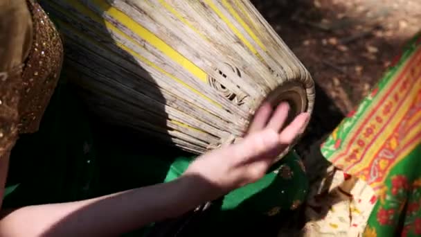 Πούτζα. Τα γυναικεία χέρια παίζουν τάμ-ταμ. Ινδικό τύμπανο — Αρχείο Βίντεο