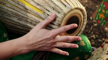 Puja. Kadın eli tam-tam oynar. Hint Davulu