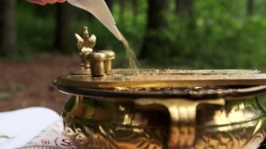 Puja Tanrı 'ya tapıyor. Arathi ritüeli. Hinduizm