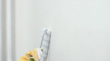 Sarı eldivenli bir kadının yakın çekimi.. 