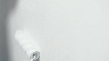 Sarı eldivenli bir kadının yakın çekimi.. 