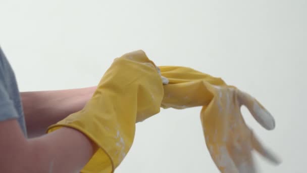 Les mains féminines mettent des gants de construction — Video