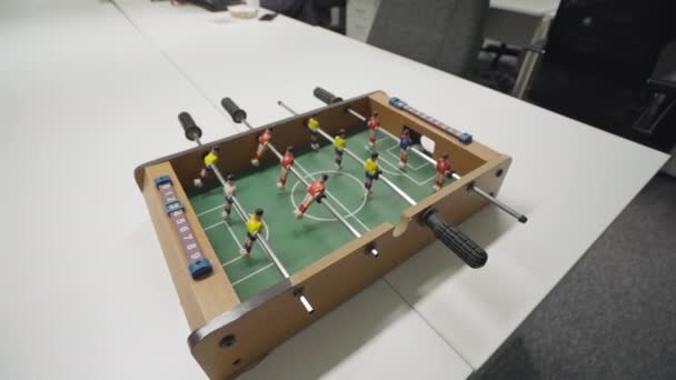 テーブルサッカー。ボードゲームと白いテーブル — ストック動画