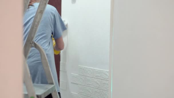 Fille caucasienne peint les murs avec un rouleau — Video