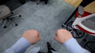 Erkek eller egzersiz yapıyor. 