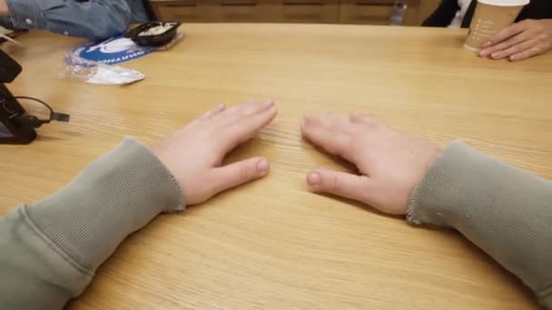 Manos masculinas están en la mesa y los dedos están golpeando — Vídeo de stock