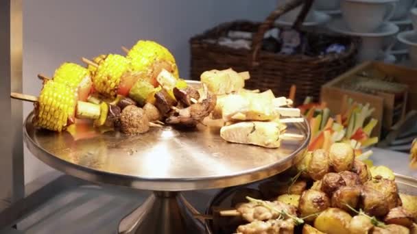 De hand neemt een snack met culinaire tang — Stockvideo