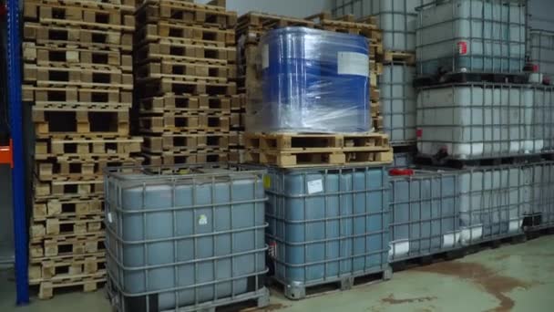 Houten pallets in het magazijn — Stockvideo