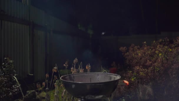 Дым идет от шашлычной — стоковое видео