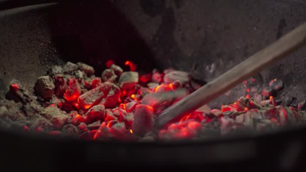 Brillo de brasas rojas y calientes maravillosamente — Vídeo de stock