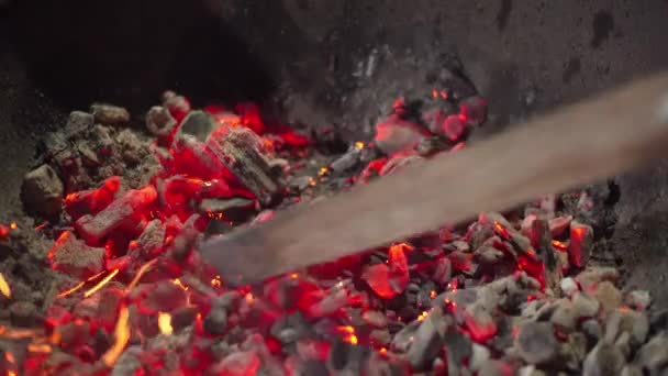 Charbons rouges et chauds scintillent magnifiquement — Video