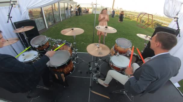 Москва, Росія, 31.07.2021: Європейські хлопці грають музику на барабанах — стокове відео