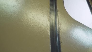 Metro vagonunun kapıları kapanıyor.