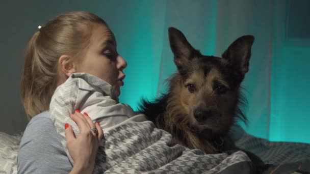 Bir yastıkta köpeğiyle dinlenen kadın. — Stok video