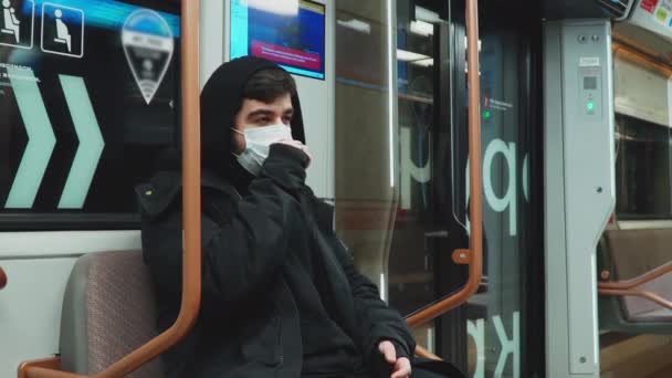 Killen i en medicinsk mask hostar — Stockvideo
