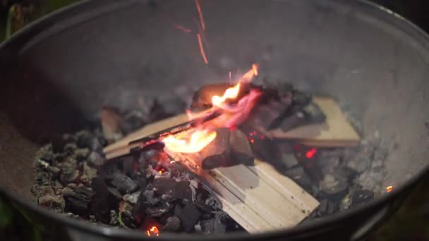 빨간색 과뜨거운 석탄은 아름답게 빛나고 있다 — 비디오