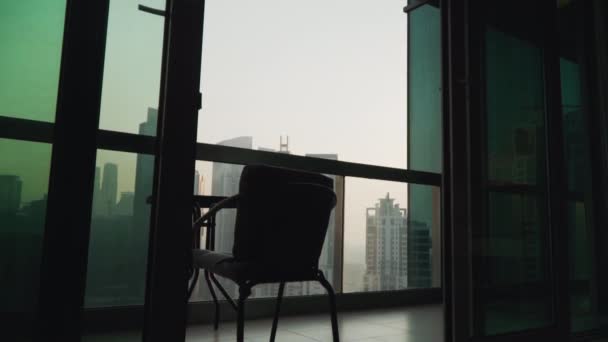 Apartment on a very high floor in Dubai with a view of the skyscrapers. — Stock Video