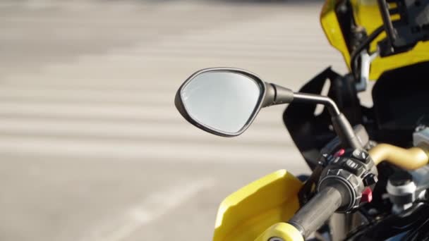 Rearview mirror of a beautiful yellow motorcycle — Stockvideo