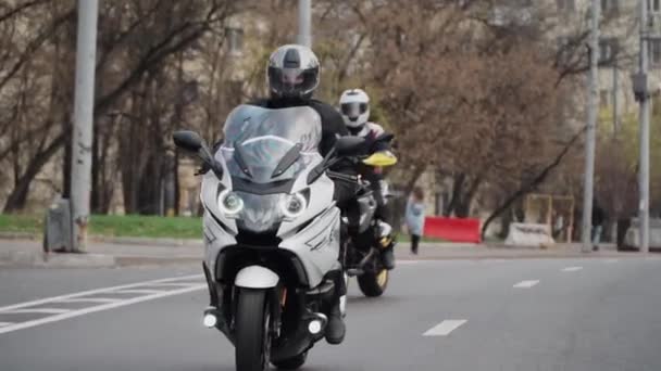 Moscow, Russia, 31.07.2021. two bikers ride through the city — Vídeo de Stock