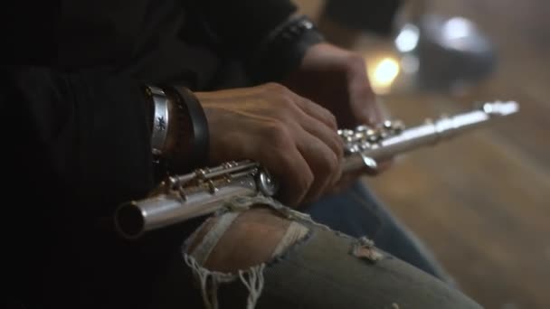Чоловічі руки тримають флейту — стокове відео