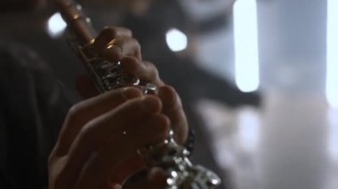 Erkek eller flüt tutar.