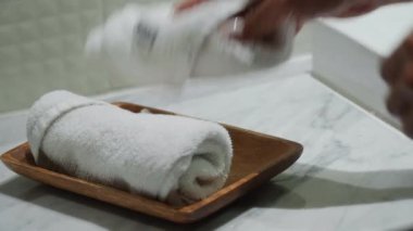 Bir kadın ellerini havluyla siler.
