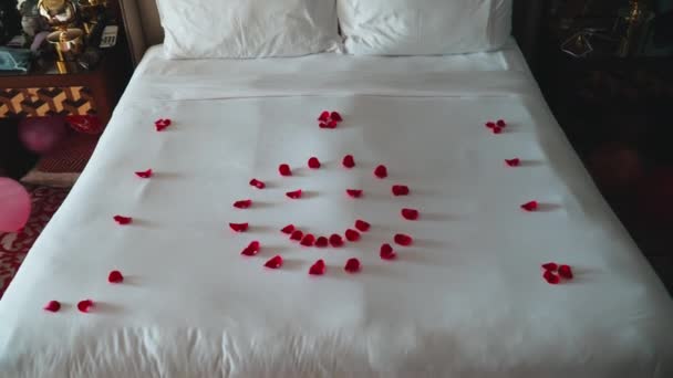 Červené okvětní lístky růží na posteli — Stock video