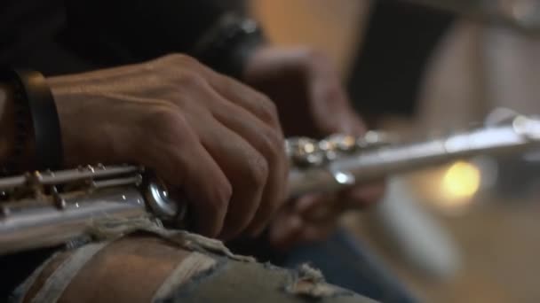 Mãos masculinas segurar uma flauta — Vídeo de Stock