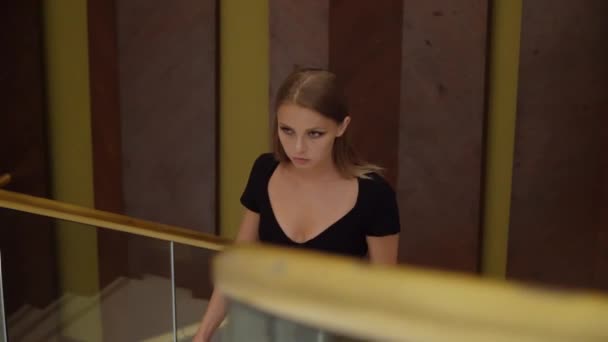 Dziewczyna w pięknej sukni wieczorowej idzie po schodach — Wideo stockowe