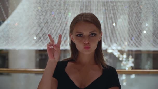 Kaukasische Mädchen gestikuliert hallo Zeichen. — Stockvideo