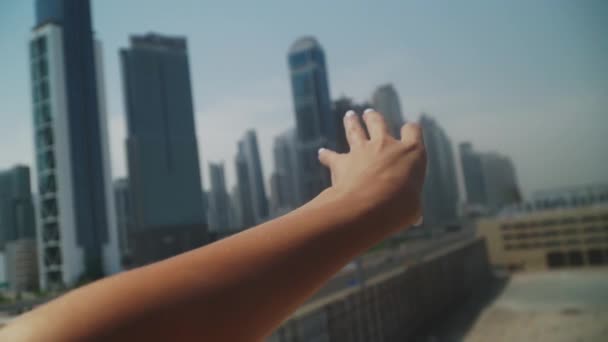 Γυναικείο χέρι στο φόντο των ουρανοξυστών — Αρχείο Βίντεο