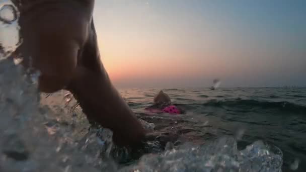 Close-up de um pé de mulher no mar — Vídeo de Stock