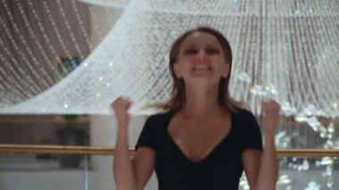  kız için sevinç atlama