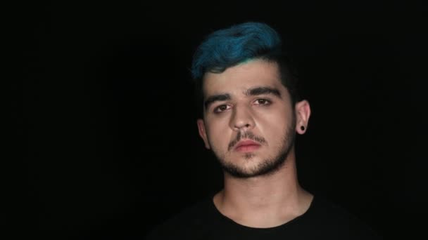 Guy with blue hair — Stock Video