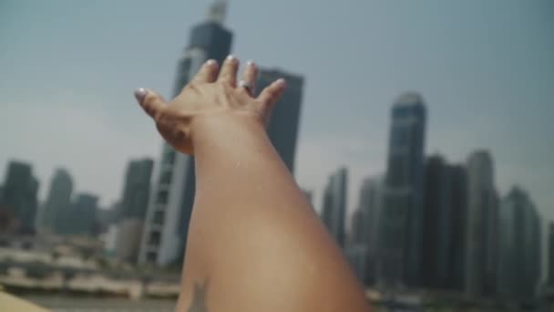 Ženská ruka na pozadí mrakodrapů — Stock video