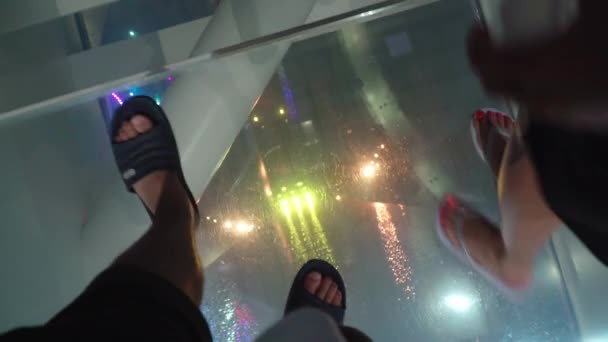 Dubais ram. fötter gå på glasgolvet på hög höjd — Stockvideo