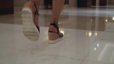  Sandaletli kadınlar merdivenleri tırmanır. Takoz sandaletleri