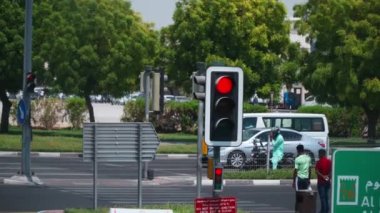 Kırmızı trafik ışığı. Dubai 'de Otoyol