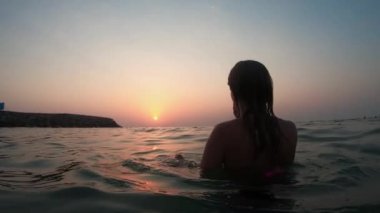 Kız denize dalışı