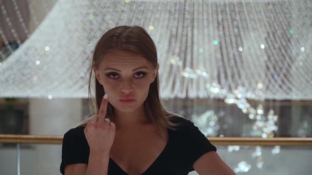 Caucasian girl gestures fuck sign. — Stockvideo