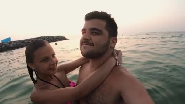 Couple amoureux bains dans la mer et baisers — Video