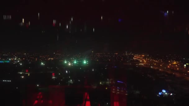 Szklana winda z widokiem na miasto wieczorem — Wideo stockowe